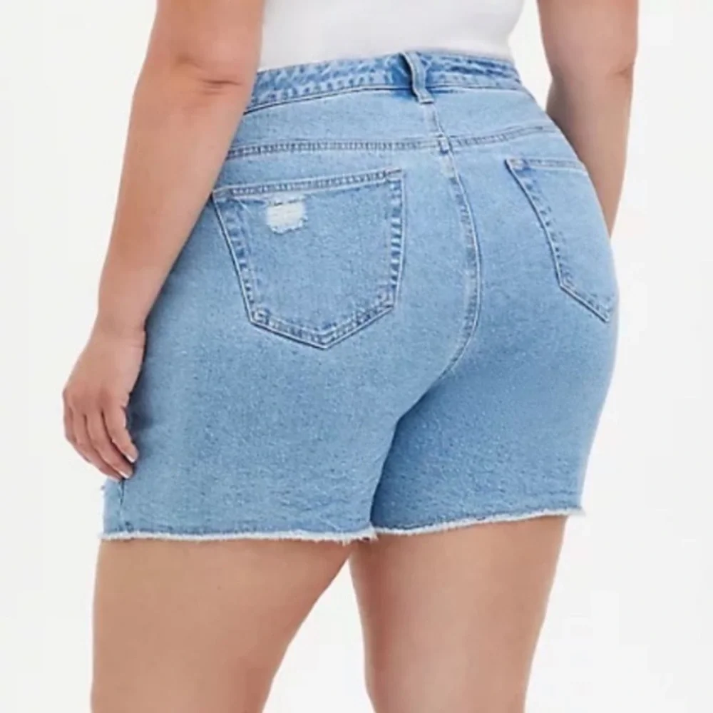 Torrid Size 12 High Rise Midi Classic Wash Denim Short NWT